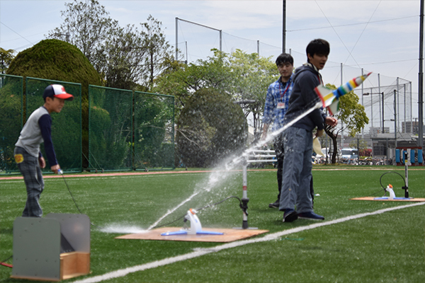 勢いよく飛び出すロケットに「おぉー！すごい！」と歓声が上がっていました。