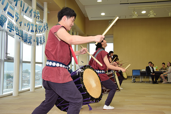 鼓遊会は華麗なバチ捌きで躍動感のあるパフォーマンスを見せてくれました。