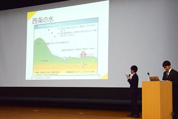 奇跡の地下水について説明する西条水質調査隊のメンバー。豊富な知識などから、しっかり準備をしてきたことがうかがえました。