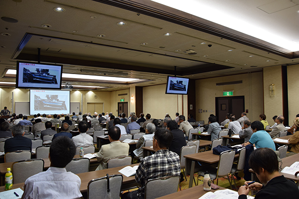 会場は中区にあるサテライトキャンパス広島。高校生から高齢の方まで幅広い年齢層が参加していました。