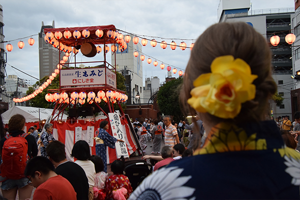 盆踊りの様子を見学中。「アメリカやカナダのお祭りには、来場者が飛び入りで自由に参加できる催しはあまりないです」と珍しそうに眺めていました。