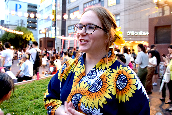 「食べ物もおいしいし、盆踊りやよさこい踊り、和太鼓のパフォーマンスも楽しくて最高！」とケイトリンさん。