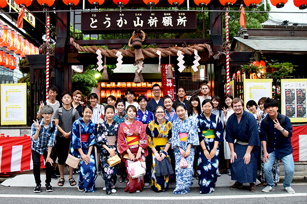 留学生と国際交流ボランティアの学生たち全員で記念撮影！お祭りを通して絆を深めました。