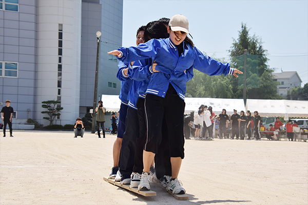 最初の競技は、全員で息を合わせることが重要な「ムカデ競争」。さっそく参加者のチームワークが試されます。