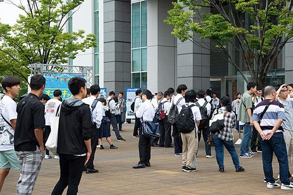 開場前からもう多くの高校生・保護者の方々が集まり、扉が開くのを今や遅しと待ちわびていました。