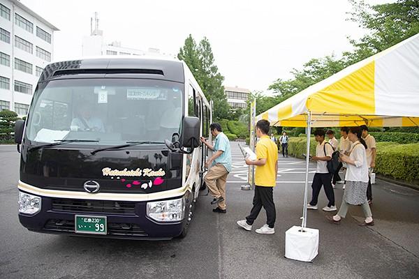 キャンパス内はとても広く、各学科へ移動するための循環バスが用意されていました。