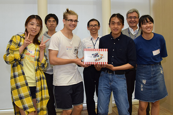 見事優勝を果たした赤チームの皆さん。賞品のお菓子をゲットし、にっこり笑顔！