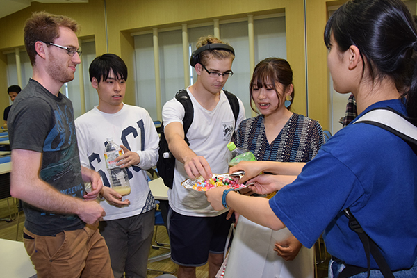 歓談で余ったお菓子やドリンクを分け合いながら、賑やかに談笑は続きます。