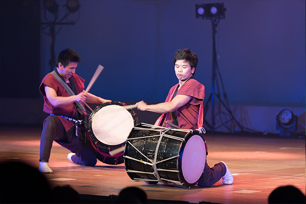 鼓遊会は「セイッ」「サーッ」と威勢のいい掛け声とともに、体全体で躍動。力強い音を響かせました。