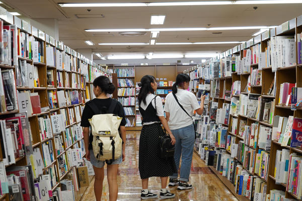 書店内を回る参加学生たち。充実の品揃えに目移りしてしまう嬉しい悩み。