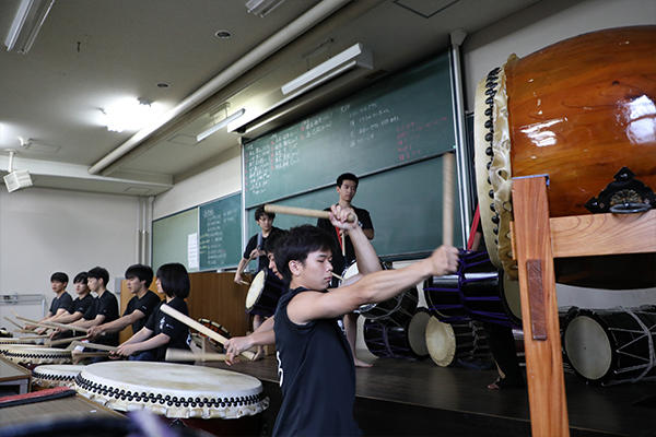 練習場所を訪れると、さっそく教室が揺れるほどの迫力ある音が出迎えてくれました。