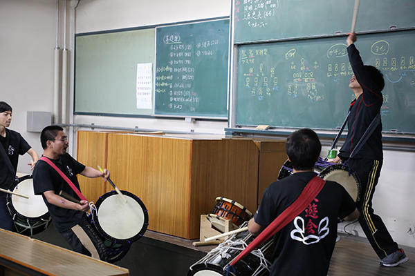 演奏者が決まると、いよいよ曲目ごとに練習開始。教室が本番さながらの空気に一変します。