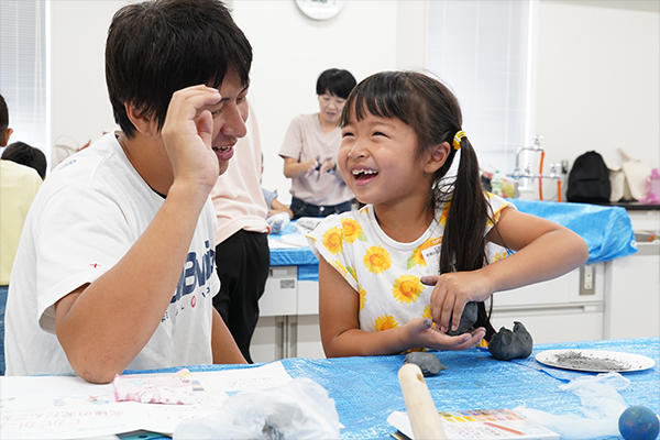 コロコロと泥だんごをこねる子どもたちは笑顔に満ちあふれていました。