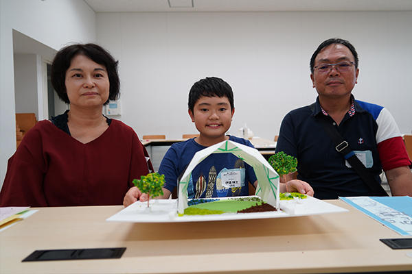 伊達瑛士くん（5年生）は3回目の抽選で念願の参加。「柱がないのに強度を保てることに驚きました」