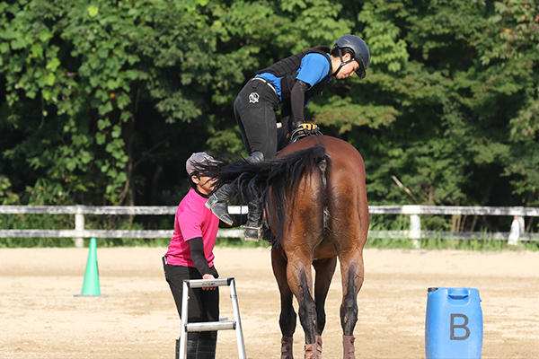 手入れや掃除が終わると馬場に出て騎乗。いよいよ本格的に馬術の練習に入ります。