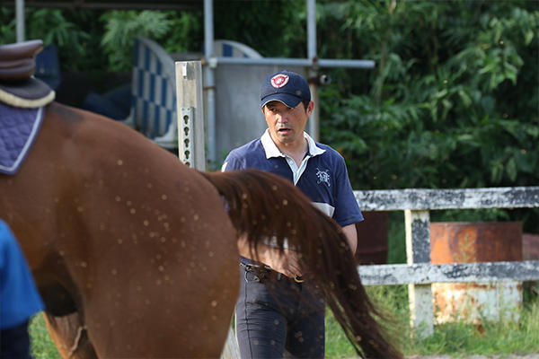 学生によると中村監督は誰よりも情熱にあふれる人。マンツーマン指導も馬術部の魅力のひとつ。