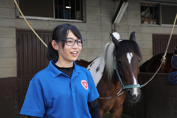 「他大学の馬術部に比べて部費の負担が少ないのも特徴。金銭的にも馬術にチャレンジしやすい環境です」と中條さん。