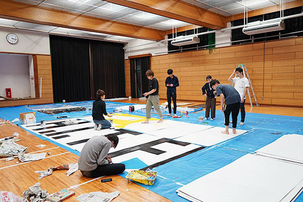 看板やフェスティバルボードの製作、企画など、100人以上の実行委員が連日作業を続けています。