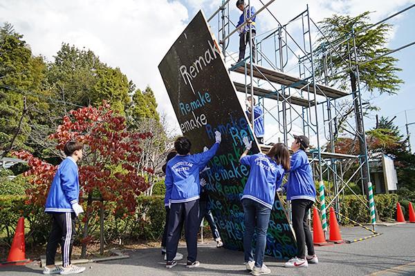 傾いていないか、しっかり固定できているか･･･設置は5時間にもおよぶ長丁場となりました。