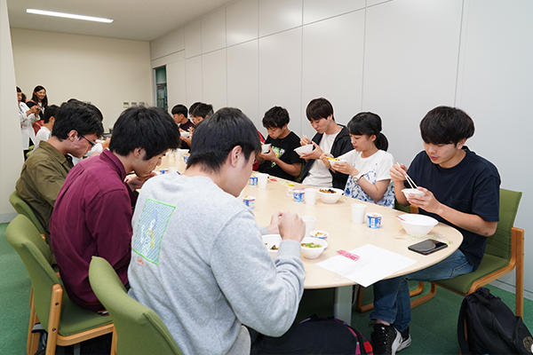 学生の中には「なすが苦手だったけれど、これなら食べられる」という人も。