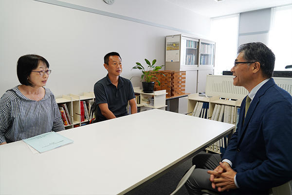 個人懇談会をする岡野有汰さん（建築工学科1年）のご両親。「子どもは学校のことをあまり話さないので、こういう機会はとてもありがたいですね」