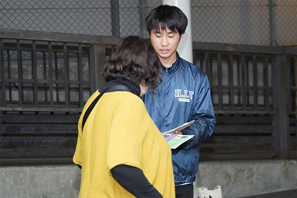 地域の方にも参加してもらうため、夕方の下校・帰宅時間に五日市駅前でチラシ配りも行いました。