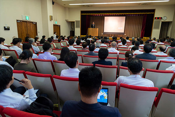 産業界・官公庁の方々や大学の研究者など、約200人が来場しました。