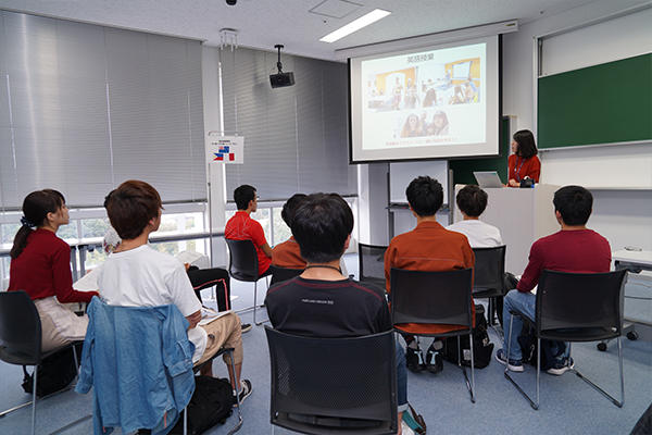 説明を受ける学生たち。ブースは全て回ることができるので比較検討することができます。