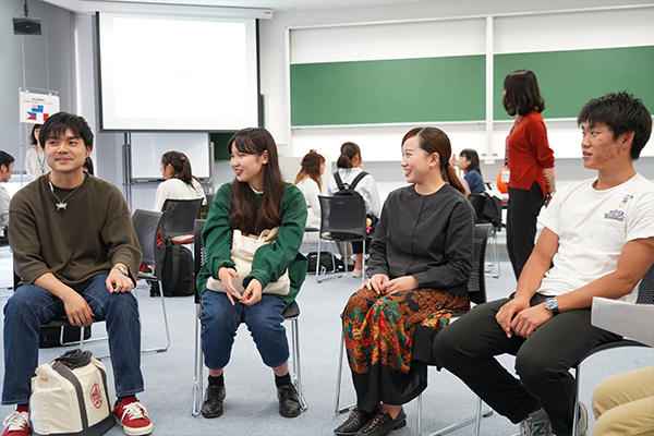 座談会では、現地の治安についてやホームステイ先での生活まで体験者ならではの話が繰り広げられていました。