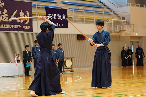 模範として見られる緊張感は、剣道部員たちにとってもよい刺激になります。