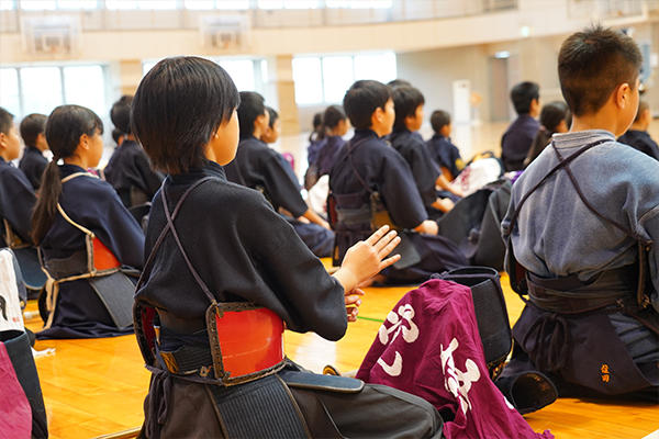 剣道部員の太刀筋を見て手を動かす小学生の姿も。イメージトレーニングで貪欲に学びます。