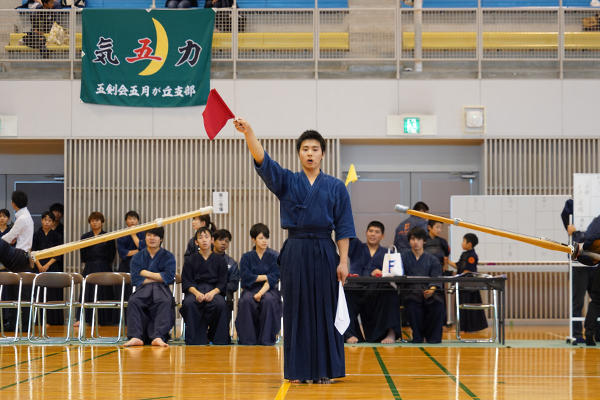 審判は本学の剣道部員が担当。