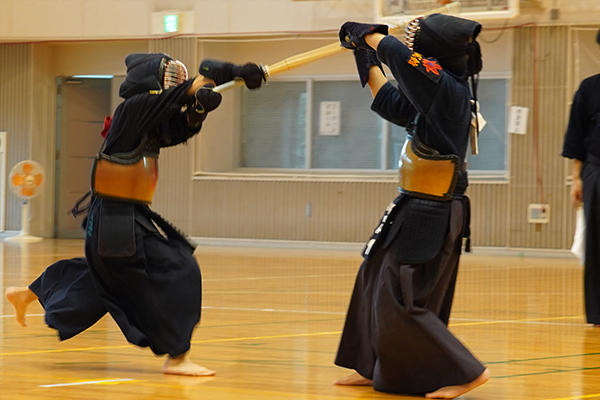 個人戦決勝の様子がこちら。互いに一歩も引かない素晴らしい戦いぶりでした。