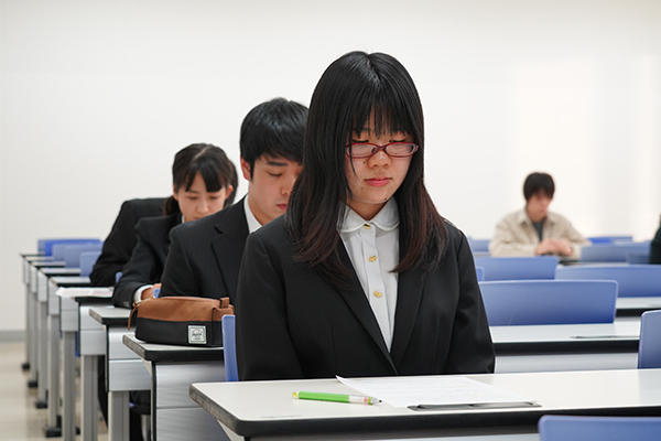 少し緊張気味で順番を待つ派遣留学生たち。この日のために用意した原稿に直前まで目を通していました。