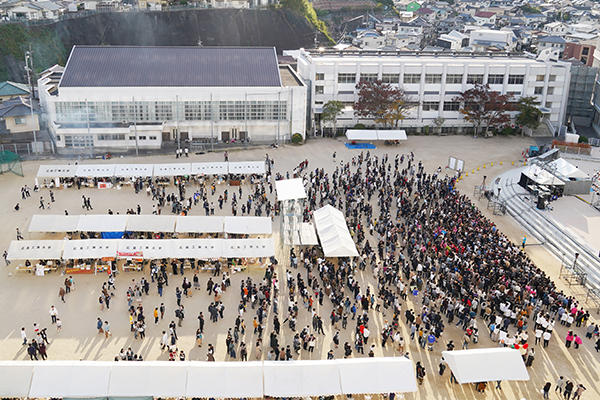 第3グラウンドの野外ステージを中心に、多くの来場者で賑わう工大祭。