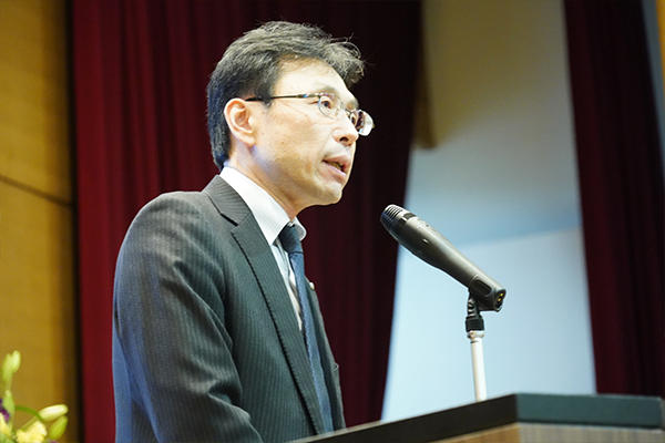 「皆さまと共創の一歩が踏み出せる場としたい」と締めくくる長坂学長。