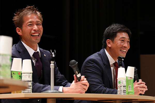 野球とサッカー。競技は違っても共感する考えはいっぱい。時に冗談も織り交ぜながらトークは最後まで弾みました。