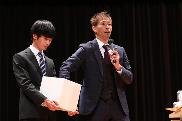 講演会終了後、2人のサイン入りグッズが当たる抽選会も開催。毎年盛り上がる人気企画です。