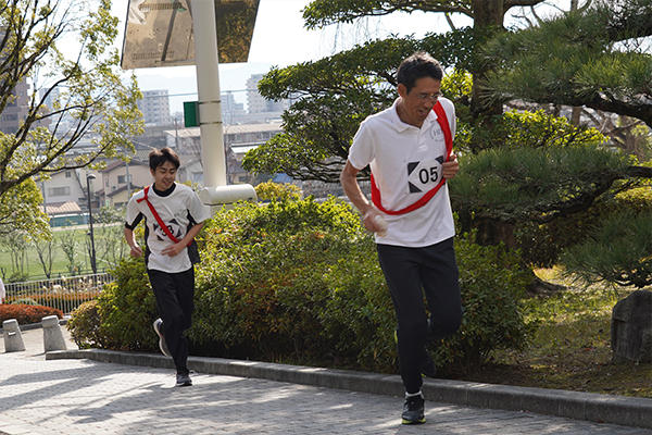 ゴール手前もきつい登り坂ですが、ここを越えれば仲間の待つ中継所。学生に負けまいと教職員チームも奮闘。