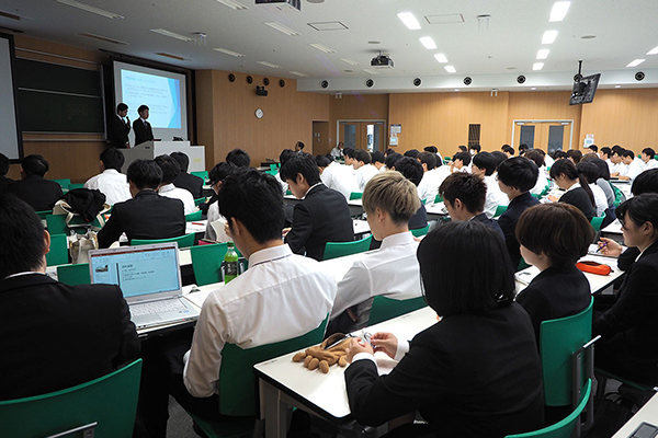 9月に開催された臨床実習報告会の様子。次年度以降に参加する後輩のためにも、先輩として得た経験・知識を語るのは大切なことです。