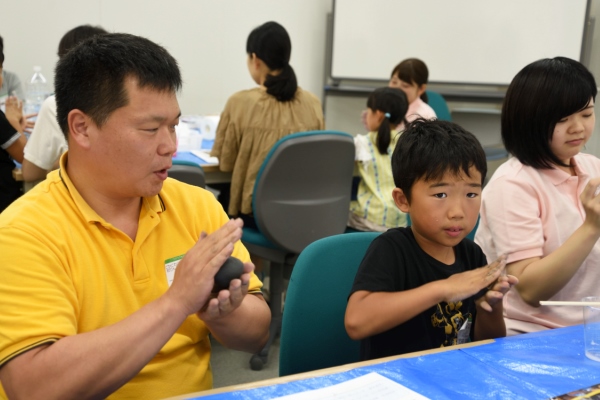 磨けば磨くほど輝きを増す泥だんご。親子で一緒に挑戦しました